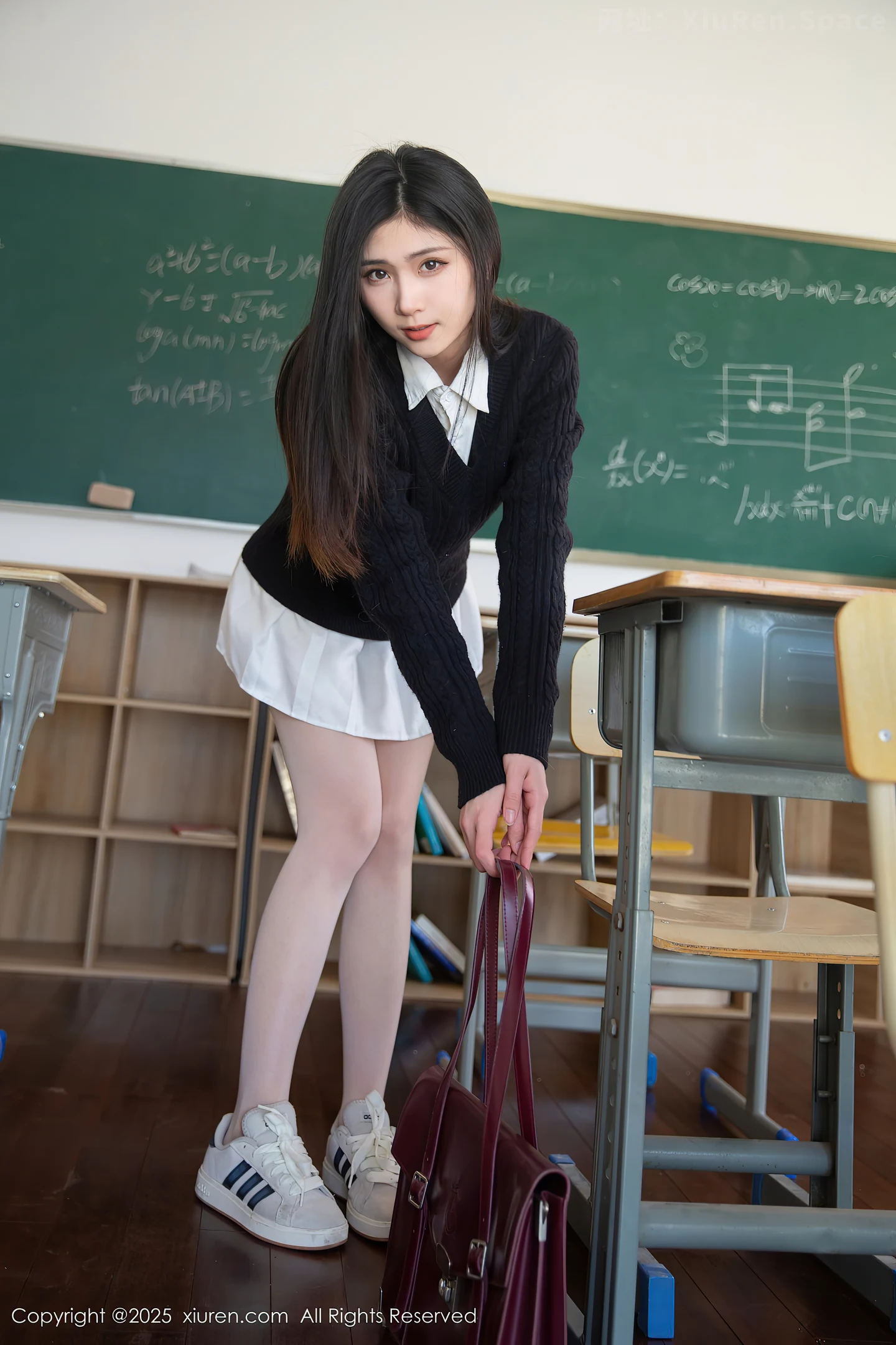 图片[3]-[XiuRen秀人网] VOL.10078 模特刘婷婷教室场景性感白色短裙配白丝袜秀完美身材诱惑写真80P-秀人网官方网站